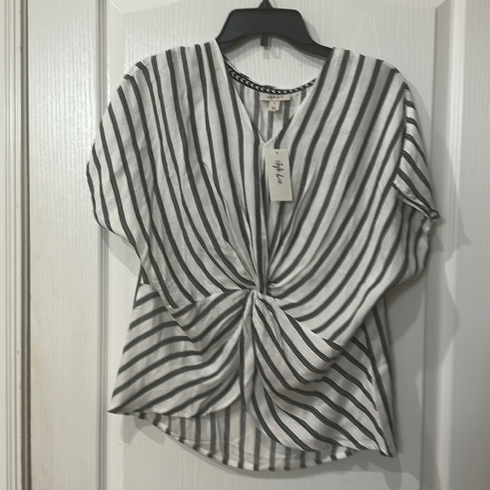 Style & Co Sz S twist front V-neck, black and white short sleeve top NWT